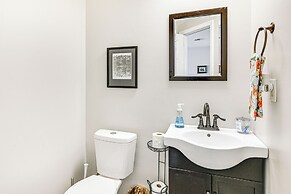 6 Mi to Dtwn: Dog-friendly Clarksville Home!