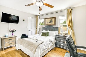 6 Mi to Dtwn: Dog-friendly Clarksville Home!