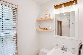 Lakefront Hinsdale Home ~ 10 Mi to Pittsfield!