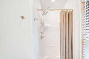 Lakefront Hinsdale Home ~ 10 Mi to Pittsfield!