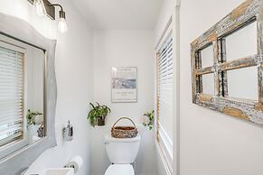 Lakefront Hinsdale Home ~ 10 Mi to Pittsfield!