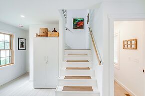 Lakefront Hinsdale Home ~ 10 Mi to Pittsfield!