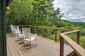 Center Hill Couples Retreat Cabin: Lake View, Deck