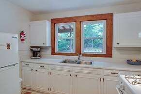 Center Hill Couples Retreat Cabin: Lake View, Deck