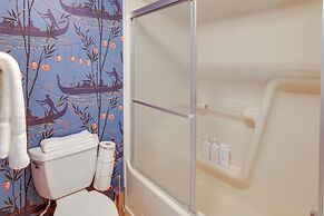 Center Hill Couples Retreat Cabin: Lake View, Deck