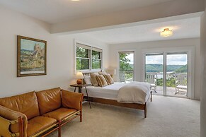 Center Hill Couples Retreat Cabin: Lake View, Deck