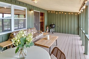 Center Hill Couples Retreat Cabin: Lake View, Deck