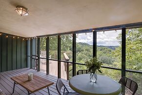 Center Hill Couples Retreat Cabin: Lake View, Deck