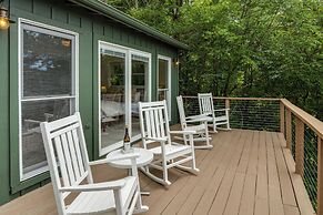 Center Hill Couples Retreat Cabin: Lake View, Deck