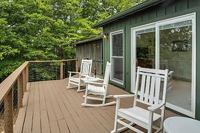 Center Hill Couples Retreat Cabin: Lake View, Deck
