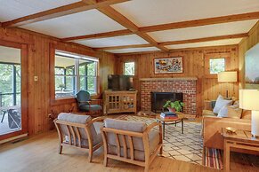 Center Hill Couples Retreat Cabin: Lake View, Deck