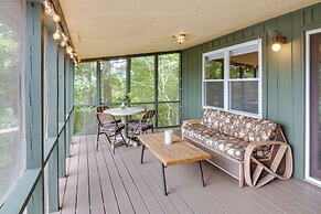 Center Hill Couples Retreat Cabin: Lake View, Deck