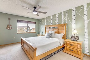 Music-themed Fountain Home w/ Fireplace & Yard!