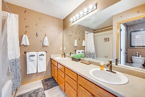 Music-themed Fountain Home w/ Fireplace & Yard!