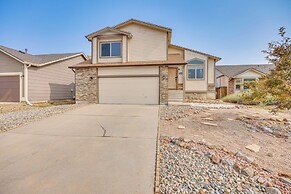 Music-themed Fountain Home w/ Fireplace & Yard!