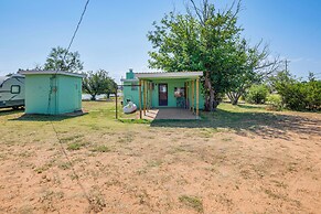 Waterfront Blackwell Cottage w/ Patio & Fire Pit!
