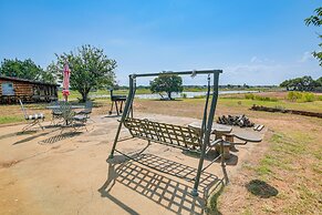 Waterfront Blackwell Cottage w/ Patio & Fire Pit!