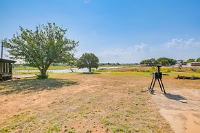 Waterfront Blackwell Cottage w/ Patio & Fire Pit!
