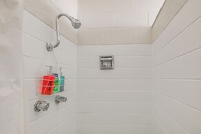 Waterfront Blackwell Cottage w/ Patio & Fire Pit!