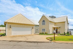 Waterfront Bliss: Wheeler Lake Retreat w/ Dock!