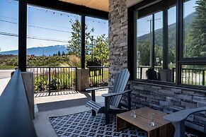 Rustic Retreat by Revelstoke Vacations