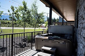 Rustic Retreat by Revelstoke Vacations