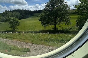 Cosy Devon Hut With Private Hot Tub