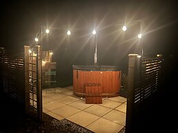 Cosy Devon Hut With Private Hot Tub