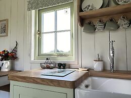 Beautiful Devon hut W/wood Burner& Open Views