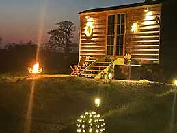 Cosy Devon Hut Woodland Views