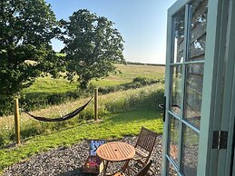 Cosy Devon Hut Woodland Views