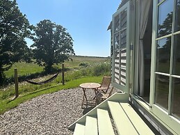 Cosy Devon Hut Woodland Views