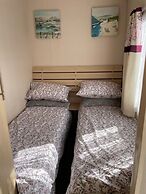4 Bed Lodge Sleeps 8 - Pet Friendly, Parking