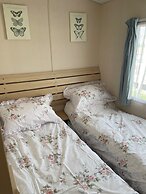 4 Bed Lodge Sleeps 8 - Pet Friendly, Parking