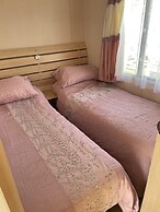4 Bed Lodge Sleeps 8 - Pet Friendly, Parking