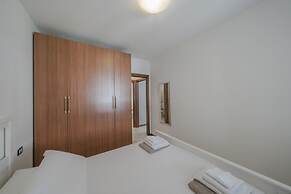 Apt24 - Trilocale Vicino al Lago con Posto Auto