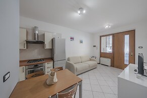 Apt24 - Trilocale Vicino al Lago con Posto Auto