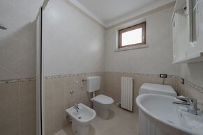 Apt24 - Trilocale Vicino al Lago con Posto Auto