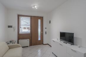 Apt24 - Trilocale Vicino al Lago con Posto Auto