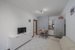 Apt24 - Trilocale Vicino al Lago con Posto Auto