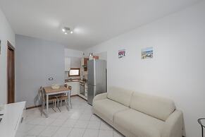 Apt24 - Trilocale Vicino al Lago con Posto Auto