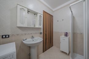 Apt24 - Trilocale Vicino al Lago con Posto Auto