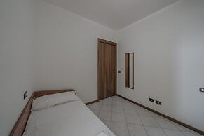 Apt24 - Trilocale Vicino al Lago con Posto Auto