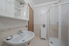 Apt24 - Trilocale Vicino al Lago con Posto Auto