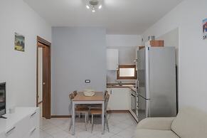 Apt24 - Trilocale Vicino al Lago con Posto Auto