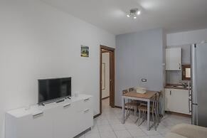 Apt24 - Trilocale Vicino al Lago con Posto Auto