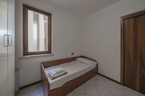 Apt24 - Trilocale Vicino al Lago con Posto Auto