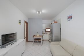 Apt24 - Trilocale Vicino al Lago con Posto Auto