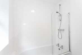 Lovely One-bedroom Serviced Apartment in Eccles