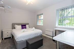 Lovely One-bedroom Serviced Apartment in Eccles